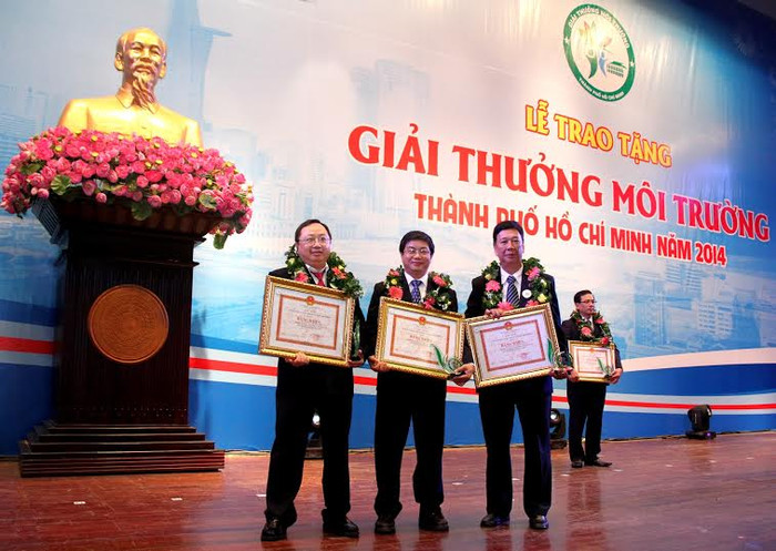 Đại diện 3 Nhà máy của Vinamilk nhận giải thưởng môi trường của TP.HCM năm 2014. Đại diện 3 Nhà máy của Vinamilk nhận giải thưởng môi trường của TP.HCM năm 2014.