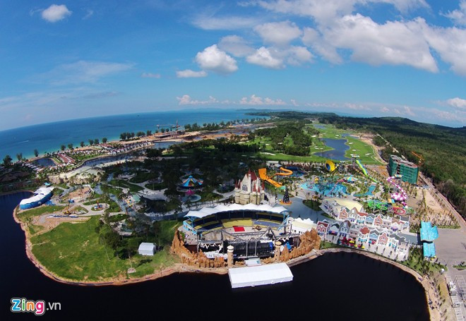 Sân khấu nhạc nước nằm ven hồ, trung tâm của khu vui chơi giải trí, là nơi tổ chức đêm chung kết cuộc thi Hoa hậu Việt Nam 2014 tối nay, 6/12. Sân khấu nhạc nước nằm ven hồ, trung tâm của khu vui chơi giải trí, là nơi tổ chức đêm chung kết cuộc thi Hoa hậu Việt Nam 2014 tối nay, 6/12.