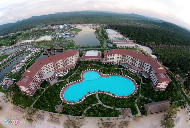 Hơi gần 5.000 m2, đây cũng là khu nghỉ dưỡng có hồ bơi lớn nhất đảo. Hơi gần 5.000 m2, đây cũng là khu nghỉ dưỡng có hồ bơi lớn nhất đảo.