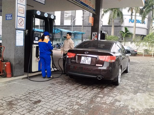 Nhiều khách hàng cảm thấy bỡ ngỡ và vẫn muốn nhân viên đổ giúp.