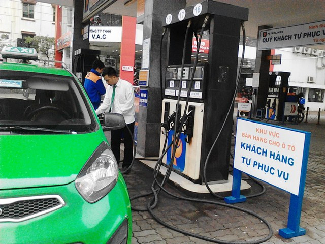 Khách hàng lo ngại về tính an toàn khi được tự bơm xăng. Khách hàng lo ngại về tính an toàn khi được tự bơm xăng.