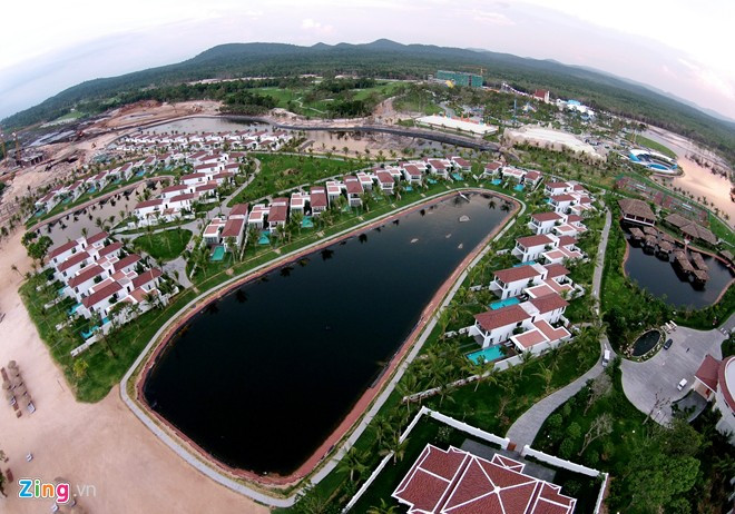 Khu khách sạn và biệt thự 5 sao nhìn ra phía Tây của biển với 750 phòng. Cách không xa là sân golf 27 lỗ tiêu chuẩn quốc tế. Công ty IMG (Mỹ) – đơn vị tư vấn số 1 thế giới về sân golf, đã tận dụng hết ưu thế về vị trí địa hình tự nhiên tuyệt đẹp trên hòn đảo này để tạo nên một sân golf đẳng cấp quốc tế. Khu khách sạn và biệt thự 5 sao nhìn ra phía Tây của biển với 750 phòng. Cách không xa là sân golf 27 lỗ tiêu chuẩn quốc tế. Công ty IMG (Mỹ) – đơn vị tư vấn số 1 thế giới về sân golf, đã tận dụng hết ưu thế về vị trí địa hình tự nhiên tuyệt đẹp trên hòn đảo này để tạo nên một sân golf đẳng cấp quốc tế.