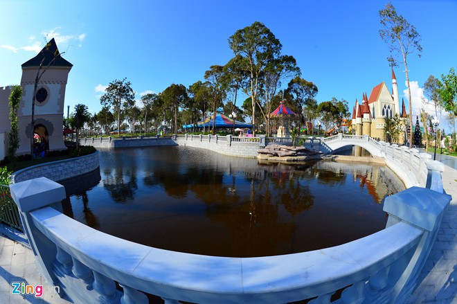 Trung tâm của khuôn viên là hệ thống nhà hàng với hồ nước nhân tạo mô phỏng thành phố nổi Venice của Italy. Trung tâm của khuôn viên là hệ thống nhà hàng với hồ nước nhân tạo mô phỏng thành phố nổi Venice của Italy.