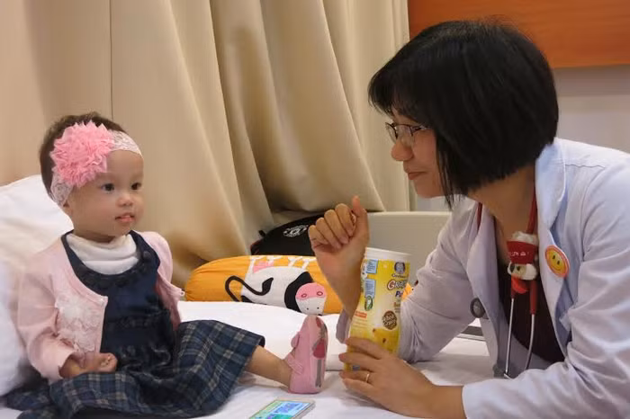 Bé My đã quen với sự thân thiện, chăm sóc chu đáo của bác sĩ Mai Kiều Anh – Khoa Nhi, Bệnh viện Đa khoa Quốc tế Vinmec.