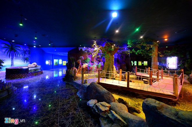 Khu thủy cung với hàng trăm loài cá và sinh vật biển kỳ thú, như chim cánh cụt, các loài cá nước ngọt lớn có nguồn gốc từ lưu vực sông Amazon (Nam Mỹ). Khu thủy cung với hàng trăm loài cá và sinh vật biển kỳ thú, như chim cánh cụt, các loài cá nước ngọt lớn có nguồn gốc từ lưu vực sông Amazon (Nam Mỹ).