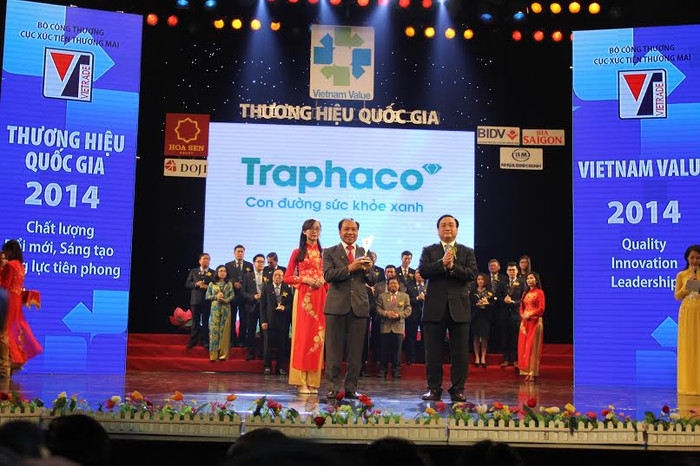 Ông Trần Túc Mã - TGĐ Traphaco nhận biểu trưng Thương hiệu Việt Nam 2014. Ông Trần Túc Mã - TGĐ Traphaco nhận biểu trưng Thương hiệu Việt Nam 2014.