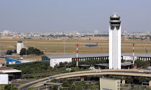 Đài kiểm soát không lưu Cảng hàng không Tân Sơn Nhất có tổng vốn đầu tư 400 tỷ đồng, đưa vào khai thác từ tháng 6/2013.