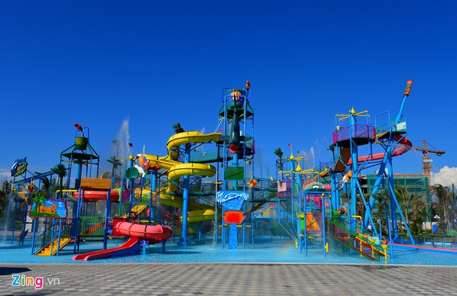 Công viên nước ngoài trời có thể chứa một lúc hàng chục nghìn người tham gia vui chơi. Công viên nước ngoài trời có thể chứa một lúc hàng chục nghìn người tham gia vui chơi.