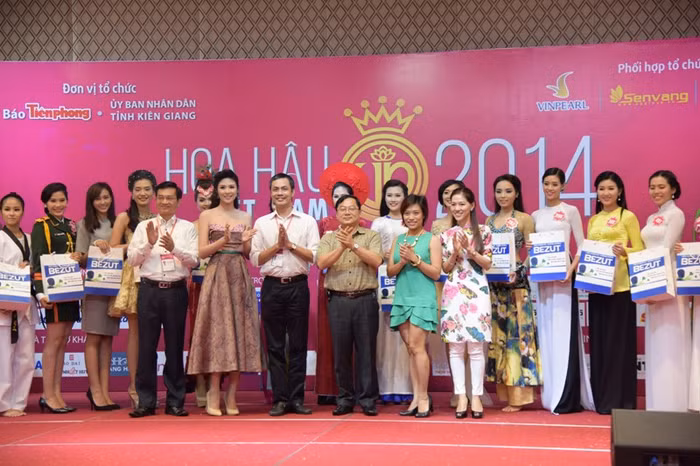 Kết thúc phần thi ‘Người đẹp tài năng’, nhãn hàng viên ngậm ho Bezut - nhà tài trợ vàng của cuộc thi Hoa hậu Việt Nam 2014 - đã trao tặng cho các thí sinh những phần quà ý nghĩa.