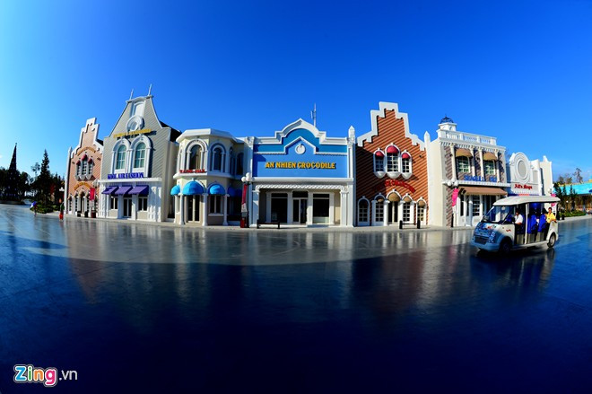 Khu phố đi bộ tham quan mua sắm đầy sắc màu. Khu phố đi bộ tham quan mua sắm đầy sắc màu.