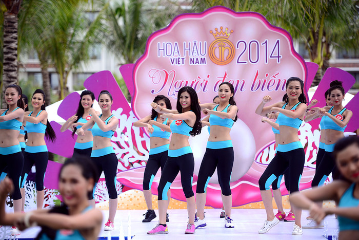 Kết thúc phần đồng diễn tổng thể, dựa trên các tiêu chí về số đo hình thể, phong cách trình diễn và sự thể hiện bản thân của các thí sinh qua phần thi nóng bỏng này.