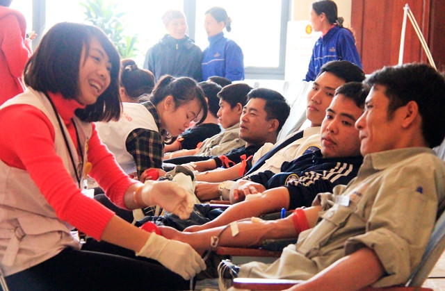 Đông đảo CBNV Tập đoàn Vingroup đăng ký tham gia hiến máu. Kết thúc ngày hiến máu đầu tiên tại Hà Nội, đã có 2.137 CBNV đăng ký tham gia chương trình này. Đông đảo CBNV Tập đoàn Vingroup đăng ký tham gia hiến máu. Kết thúc ngày hiến máu đầu tiên tại Hà Nội, đã có 2.137 CBNV đăng ký tham gia chương trình này.
