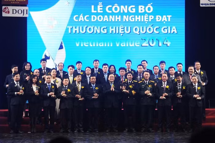 Đại diện các doanh nghiệp nhận danh hiệu Thương hiệu Quốc gia. Ảnh: Quý Đoàn.