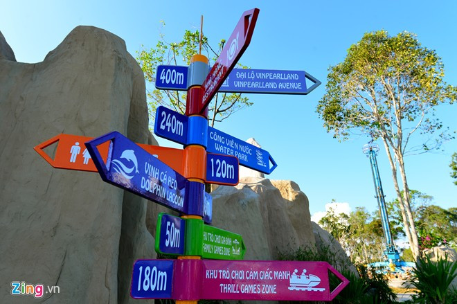 Biển chỉ dẫn giúp du khách dễ dàng tìm đường đến địa điểm cần thiết trong hành trình. Biển chỉ dẫn giúp du khách dễ dàng tìm đường đến địa điểm cần thiết trong hành trình.