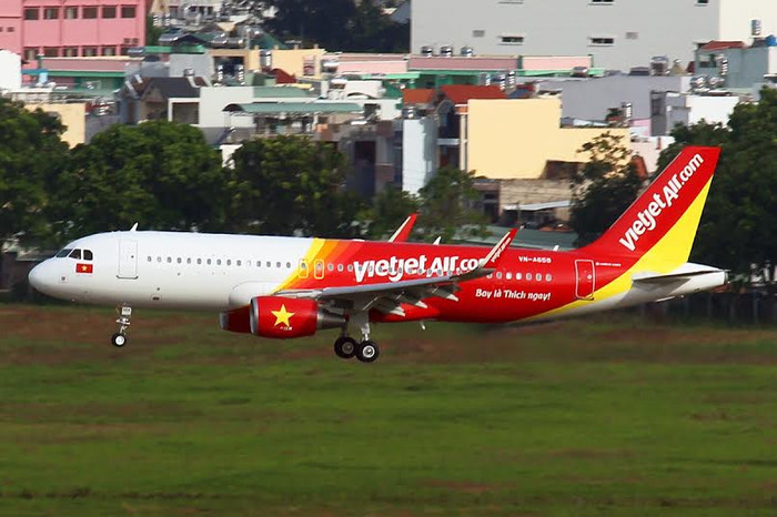 Chiếc tàu bay A320 thứ hai trong đơn hàng mua và thuê 100 tàu bay theo thỏa thuận được ký kết giữa Vietjet và Airbus đã cất cánh từ Hamburg (Đức) và đáp xuống sân bay Tân Sơn Nhất (TP.HCM) vào lúc 7h50 sáng nay.