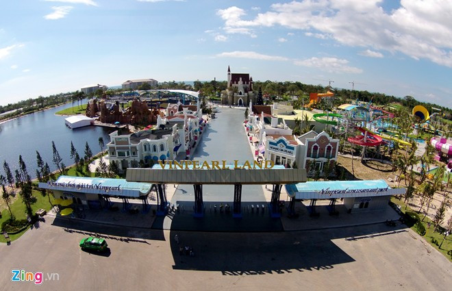 Cổng chính Vinpearl Land tại Bãi Dài, vị trí được coi là nơi giao thoa giữa trời và biển và một quần thể thiên nhiên đẹp nguyên sơ. Cổng chính Vinpearl Land tại Bãi Dài, vị trí được coi là nơi giao thoa giữa trời và biển và một quần thể thiên nhiên đẹp nguyên sơ.