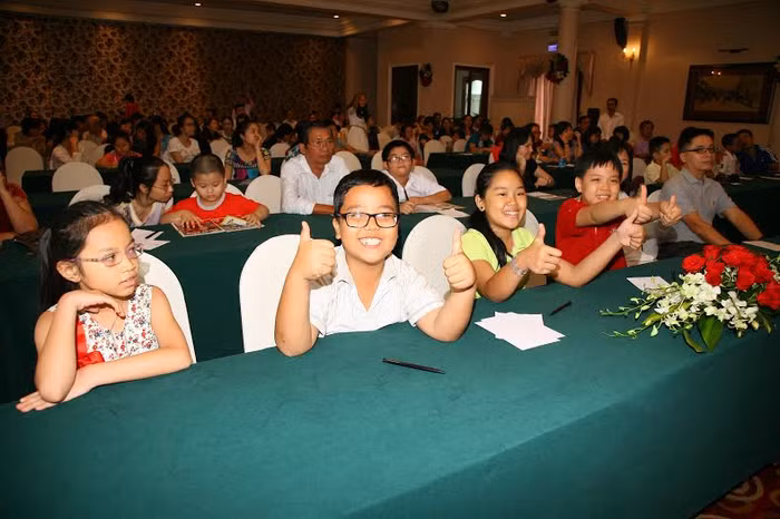 Các e nhỏ hào hứng tham gia chương trình.