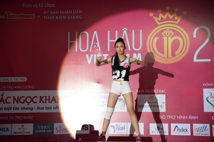 Sự sôi động, trẻ trung của Thùy Linh đã mang lại cho phần thi “Người đẹp tài năng’ một sự khởi đầu đầy mạnh mẽ.