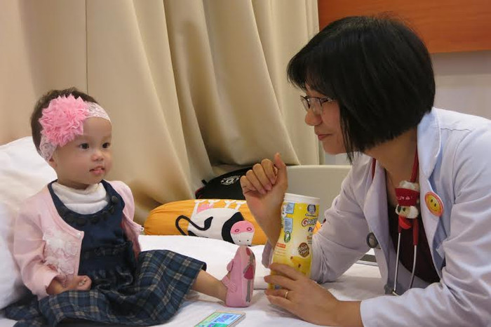 Bé My đã quen với sự thân thiện, chăm sóc chu đáo của bác sĩ Mai Kiều Anh – Khoa Nhi, Bệnh viện Đa khoa Quốc tế Vinmec. Bé My đã quen với sự thân thiện, chăm sóc chu đáo của bác sĩ Mai Kiều Anh – Khoa Nhi, Bệnh viện Đa khoa Quốc tế Vinmec.