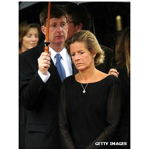 Bà Kara Kenney (phải) mất sau khi cha bà, Thượng nghị sỹ Edward Kennedy qua đời 2 năm. Bà Kara Kenney (phải) mất sau khi cha bà, Thượng nghị sỹ Edward Kennedy qua đời 2 năm.