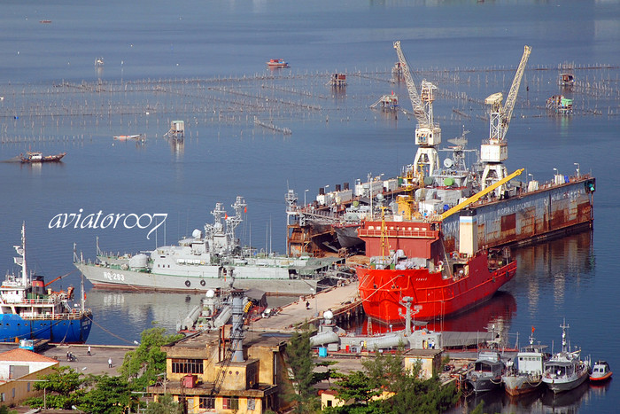 Được hình thành từ hai nhánh núi bao bọc, vịnh Cam Ranh có chiều rộng trung bình 12-13km, độ sâu từ 18-32m, có diện tích hơn 60km2 và cách đường hàng hải quốc tế khoảng 1 giờ tàu biển. Điều kiện thủy văn, địa chất rất thuận lợi, thủy triều trong vịnh khá đều đặn, tương đối đúng giờ. Được hình thành từ hai nhánh núi bao bọc, vịnh Cam Ranh có chiều rộng trung bình 12-13km, độ sâu từ 18-32m, có diện tích hơn 60km2 và cách đường hàng hải quốc tế khoảng 1 giờ tàu biển. Điều kiện thủy văn, địa chất rất thuận lợi, thủy triều trong vịnh khá đều đặn, tương đối đúng giờ.