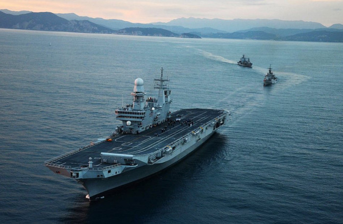 Chiều dài: 244 m. Chiều rộng: 39 m. Mớn nước: 8,7 m. Đường băng: 186 m. Lượng choán nước: chuẩn 21.160 tấn, tối đa 27.100 tấn.