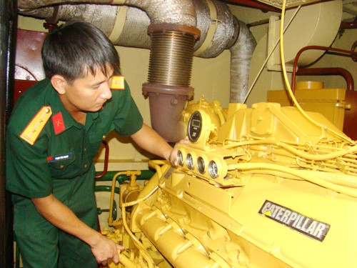 Công sức của máy trưởng (tàu số hiệu 14-21-03) và tập thể đơn vị để có được những cố máy "tốt trong, sạch ngoài" góp phần thực hiện cuộc vận động "giữ tốt, dùng bền" trong toàn đơn vị. Công sức của máy trưởng (tàu số hiệu 14-21-03) và tập thể đơn vị để có được những cố máy "tốt trong, sạch ngoài" góp phần thực hiện cuộc vận động "giữ tốt, dùng bền" trong toàn đơn vị.