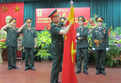 Giám đốc Viện Khoa học-Công nghệ quân sự gắn Huân chương Quân công lên Quân kỳ Quyết thắng của Viện Tên lửa.