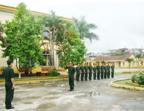 Tạm xa mỗi con tàu, trên bến cảng, người chiến sĩ vẫn chấp hành nghiêm Điều lệnh, kỷ luật của Quân đội. Tạm xa mỗi con tàu, trên bến cảng, người chiến sĩ vẫn chấp hành nghiêm Điều lệnh, kỷ luật của Quân đội.