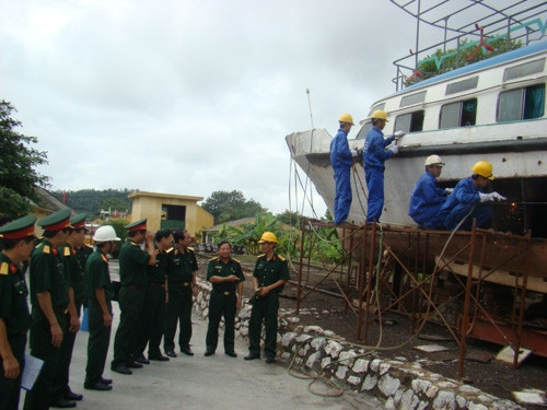 Công tác bảo dưỡng, sửa chữa...luôn được lãnh đạo, chỉ huy và mỗi cán bộ chiến sĩ quan tâm. Công tác bảo dưỡng, sửa chữa...luôn được lãnh đạo, chỉ huy và mỗi cán bộ chiến sĩ quan tâm.