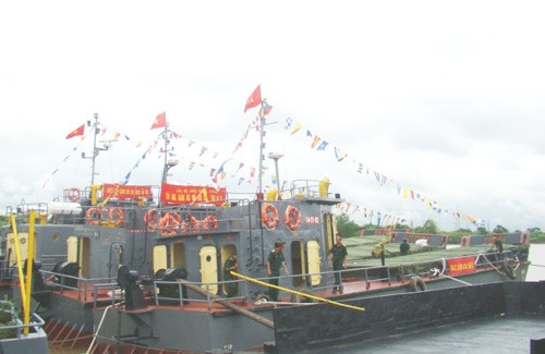 Những con tàu đổ bộ chuẩn bị rời bến. Những con tàu đổ bộ chuẩn bị rời bến.