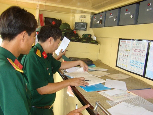 Sổ sách, giấy tờ theo tàu cũng là nội dung không thể thiếu với mỗi phương tiện và luôn được Ngành vận tải quan tâm. Trong ảnh là công tác kiểm tra của Ban giám khảo với các quy định ngành. Sổ sách, giấy tờ theo tàu cũng là nội dung không thể thiếu với mỗi phương tiện và luôn được Ngành vận tải quan tâm. Trong ảnh là công tác kiểm tra của Ban giám khảo với các quy định ngành.