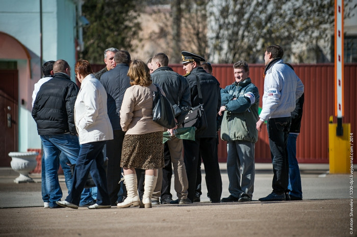 Người dân Crimea và các sỹ quan biên phòng