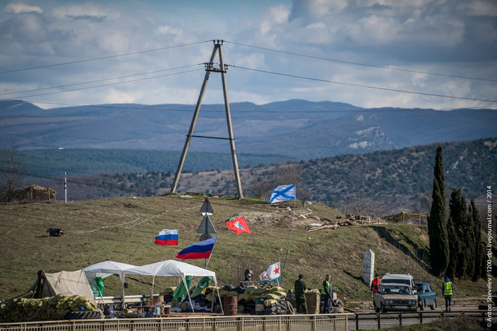 Quốc kỳ Nga cũng như cờ hải quân được cắm ở nhiều chốt kiểm soát dọc các con đường quan trọng