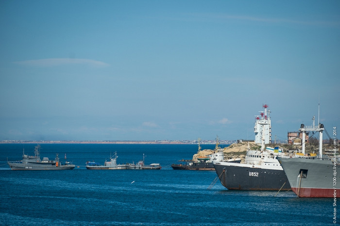 Một số vịnh bị phong tỏa bởi các loại tàu thủy dàn hàng ngang