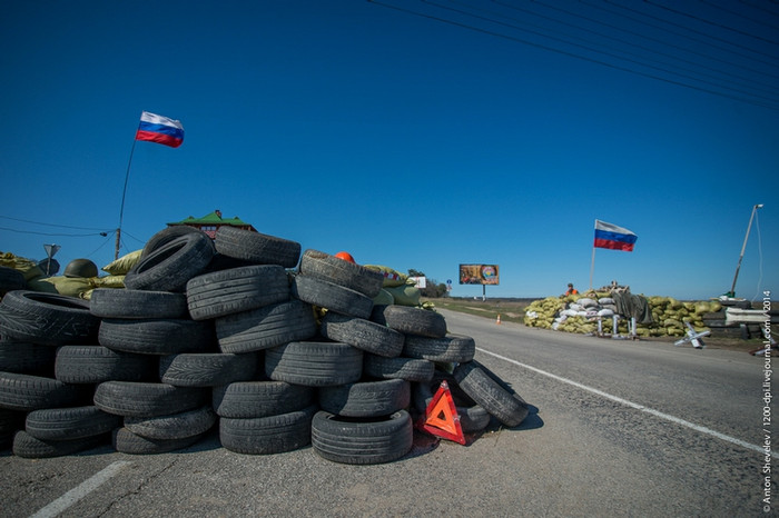 Các chốt kiểm soát dựng bằng các vật liệu thô sơ như bê tông, bao cát, lốp xe cắm cờ Nga