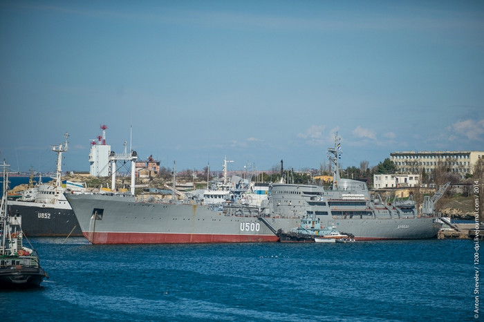 Tàu bè của Nga và Ucraine tại thành phố cảng Sevatopol