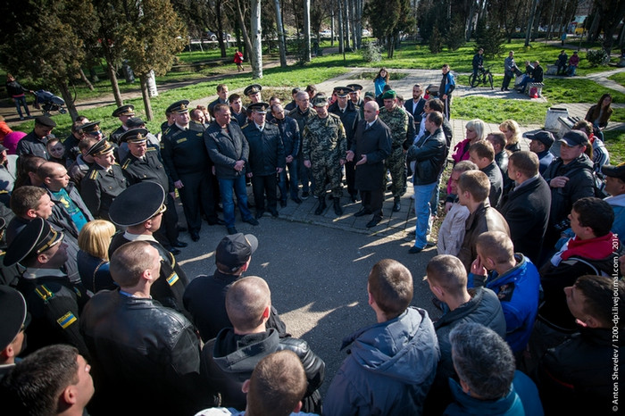 Họ tụ tập tại một khoảng đất trống trong công viên