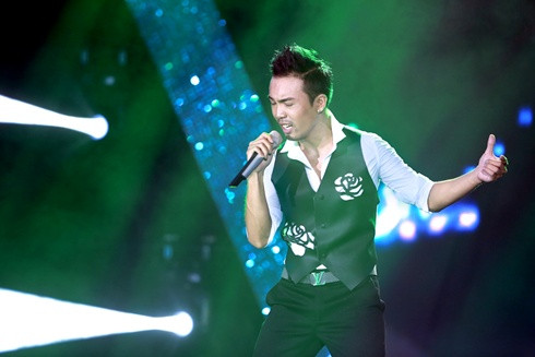 Lê Vũ Bình rất cố gắng biểu diễn dù bị thương ở chân Lê Vũ Bình rất cố gắng biểu diễn dù bị thương ở chân