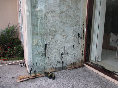 Căn biệt thự của Phước Sang bị chủ nợ "tấn công" bằng mắm tôm Căn biệt thự của Phước Sang bị chủ nợ "tấn công" bằng mắm tôm