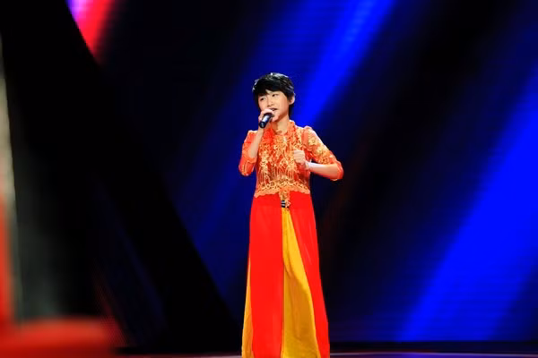 Khánh Huế gây ngạc nhiên với Mái đình làng biển