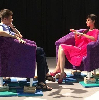 Triệu Thị Hà cùng đạo diễn Lê Hoàng gây sốc khi ngồi trên những chiếc ghế được kê bởi rất nhiều sách Triệu Thị Hà cùng đạo diễn Lê Hoàng gây sốc khi ngồi trên những chiếc ghế được kê bởi rất nhiều sách