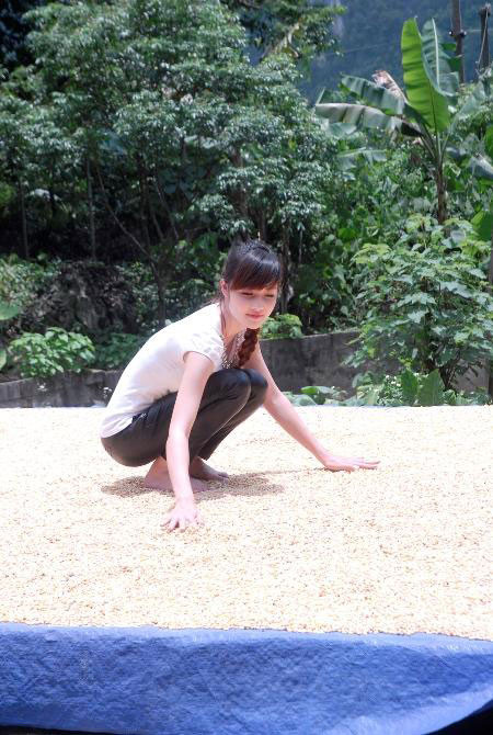 Với chiếc quần da bó sát về nhà phơi ngô, Triệu Thị Hà khiến người ta có cảm giác cô đang diễn Với chiếc quần da bó sát về nhà phơi ngô, Triệu Thị Hà khiến người ta có cảm giác cô đang diễn