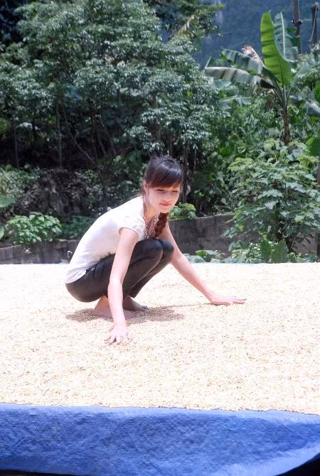 Với chiếc quần da bó sát về nhà phơi ngô, Triệu Thị Hà khiến người ta có cảm giác cô đang diễn