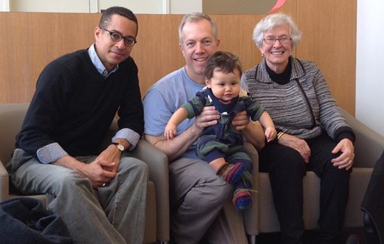 Tại sân bay ở Washington, ông Ted Osius đã chụp ảnh với gia đình trước khi lên máy bay đến Việt Nam nhận nhiệm vụ. Đi cùng ông Ted Osius có bạn đời của ông là Clayton Bond (đeo kính), con trai Theodore Alan Bond-Osius (Tabo) và mẹ ông là bà Nancy Zimmerman. Tại sân bay ở Washington, ông Ted Osius đã chụp ảnh với gia đình trước khi lên máy bay đến Việt Nam nhận nhiệm vụ. Đi cùng ông Ted Osius có bạn đời của ông là Clayton Bond (đeo kính), con trai Theodore Alan Bond-Osius (Tabo) và mẹ ông là bà Nancy Zimmerman.