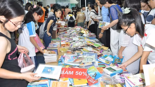 Các gian hàng giảm giá thu hút đông độc giả trẻ ở Hà Nội