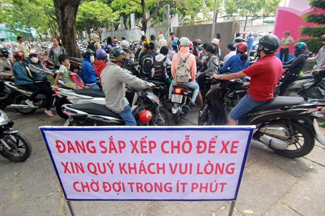 ..thì công tác đón tiếp ở Hội sách tại Hồ Chí Minh "chu đáo" ngay từ chỗ gửi xe ..thì công tác đón tiếp ở Hội sách tại Hồ Chí Minh "chu đáo" ngay từ chỗ gửi xe