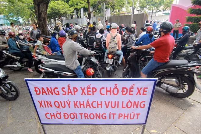 ..thì công tác đón tiếp ở Hội sách tại Hồ Chí Minh "chu đáo" ngay từ chỗ gửi xe