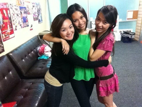 Xuân Mai (áo đen) và Xuân Nghi (váy đỏ) không thể vượt qua cái bóng của mình lúc nhỏ