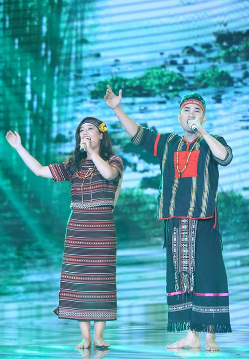 Dương Hoàng Yến và Hà Duy lội ngược dòng ngoạn mục. Dương Hoàng Yến và Hà Duy lội ngược dòng ngoạn mục.